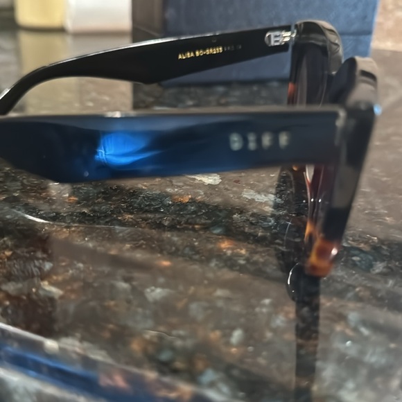 DIFF Sunglasses - Picture 3 of 3